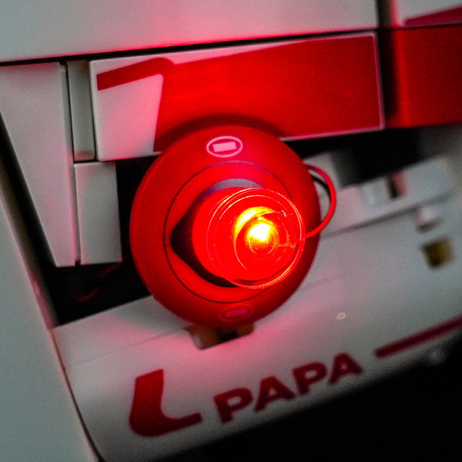 LED-belysningssæt til LEGO® Editions Scuderia Ferrari HP Charles Leclerc Hjelm 43014 (Elite Edition)