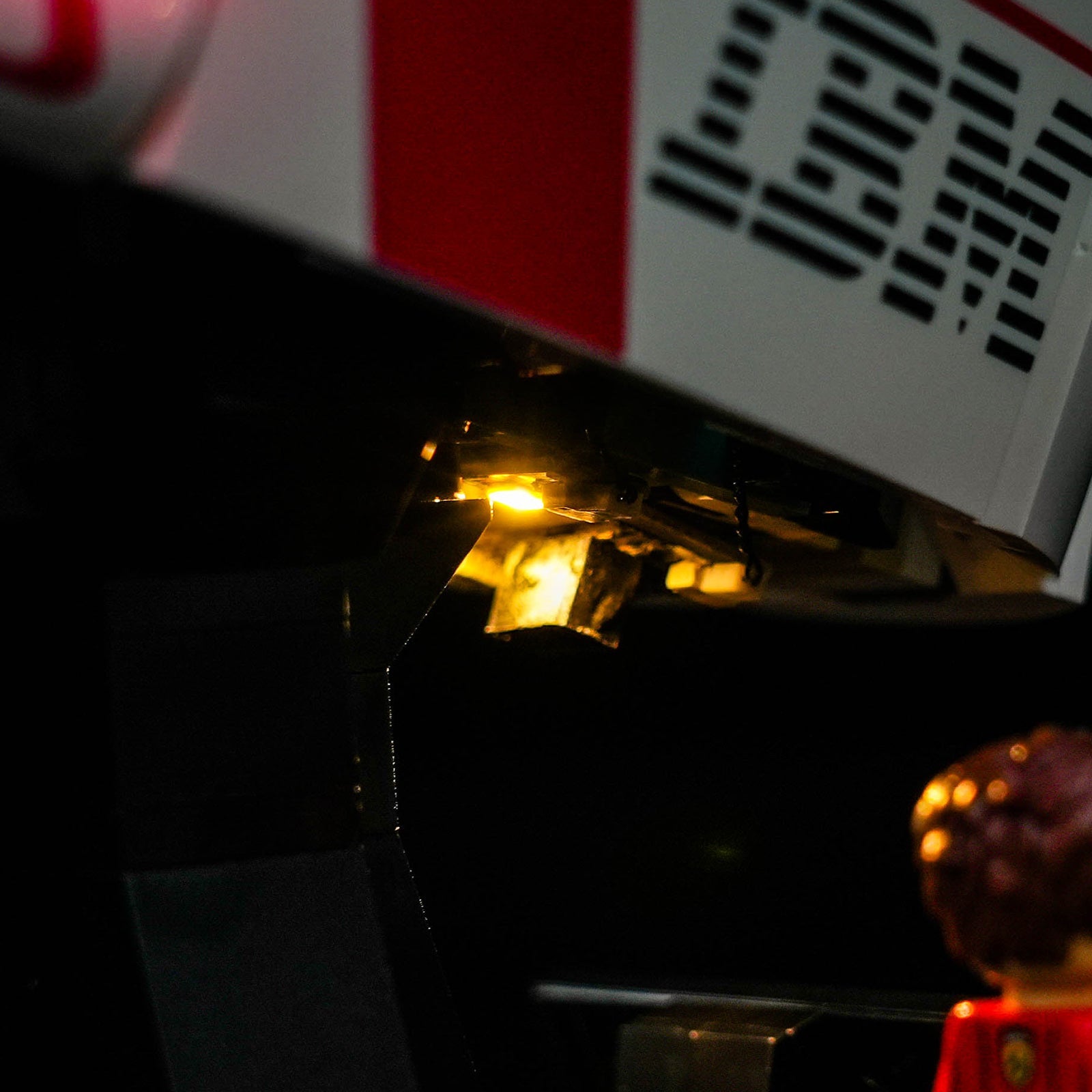 LED-belysningssæt til LEGO® Editions Scuderia Ferrari HP Charles Leclerc Hjelm 43014 (Elite Edition)