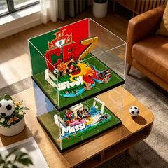 Premium-Vitrine für LEGO® 43016 + 43012 (Cristiano Ronaldo / CR7 Legendärer Tor-Moment) – Kristallklares Acryl, Staubdicht & UV-Schutz